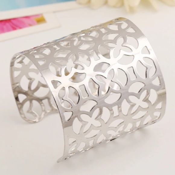 NEW!💙💎GORGEOUS CLOVER QUATREFOIL CUFF💎💙SILVERY - Picture 6 of 8